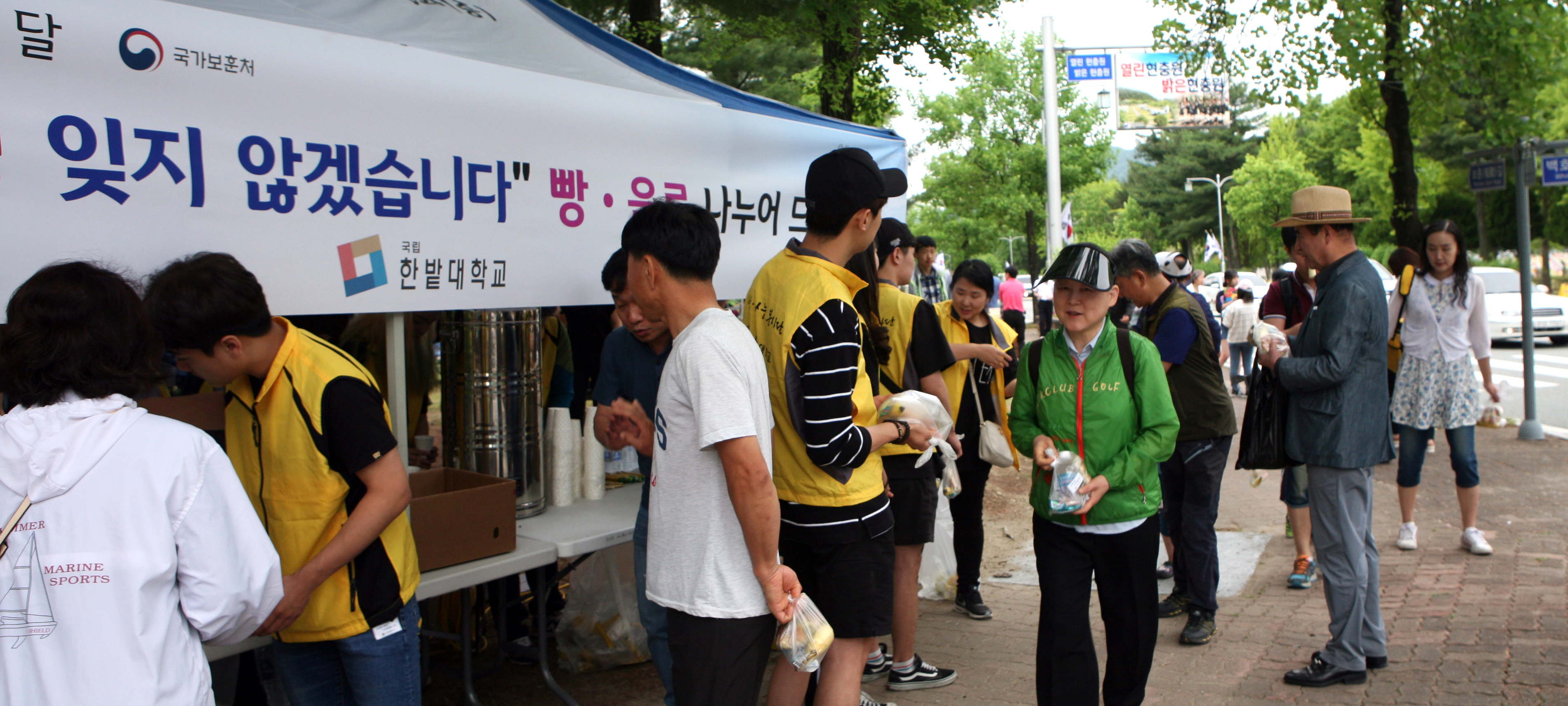 “참배객 맞이하는 따뜻한 손길”  대학사회봉사단, 현충원 묘역 돌보고 참배객에게는 간 이미지